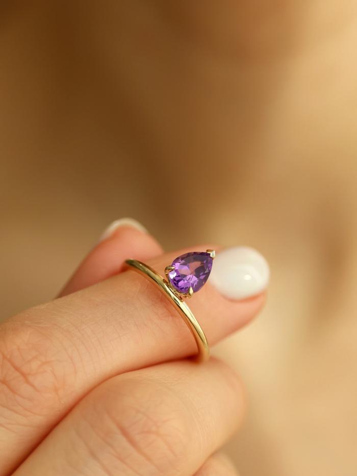 Nangi fine jewelry - purple amethyst ring in yellow gold