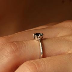 Nangi fine jewelry - blue sapphire ring in white gold
