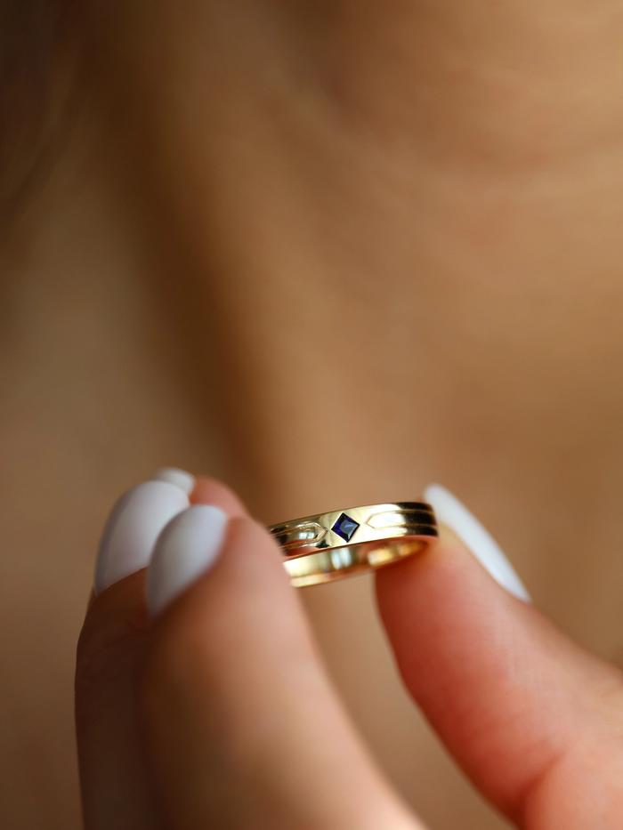 Nangi fine jewelry - blue ring in yellow gold