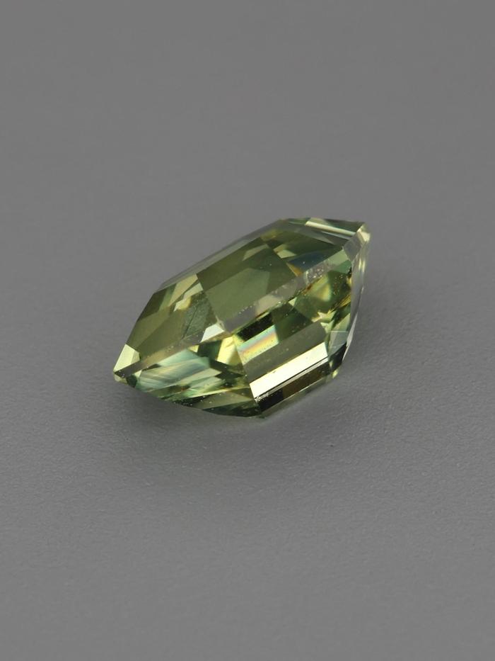 Nangi fine jewelry - green sapphire gemstone in gold