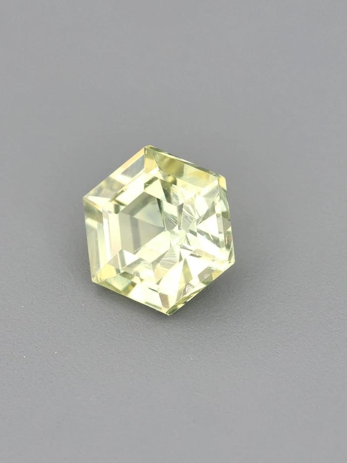 Nangi fine jewelry - yellow gemstone in gold