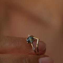 Nangi fine jewelry - teal / Peacock sapphire ring in yellow gold