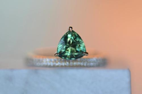 Nangi fine jewelry - green sapphire ring in yellow gold
