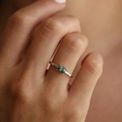 Nangi fine jewelry - green sapphire ring in white gold