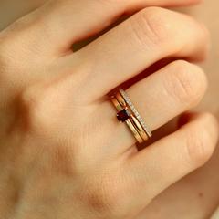 Nangi fine jewelry - red ring in yellow gold
