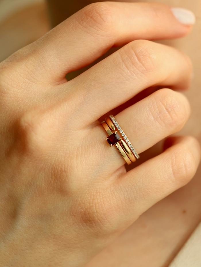 Nangi fine jewelry - red ring in yellow gold