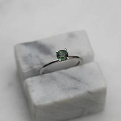 Nangi fine jewelry - green sapphire ring in white gold