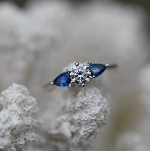 Nangi fine jewelry - teal sapphire ring in white gold
