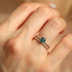 Nangi fine jewelry - teal / Peacock sapphire ring in yellow gold