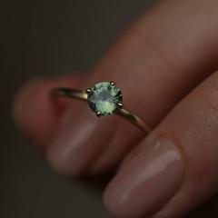 Nangi fine jewelry - grey sapphire ring in yellow gold
