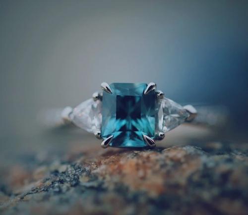 Nangi fine jewelry - blue sapphire ring in white gold