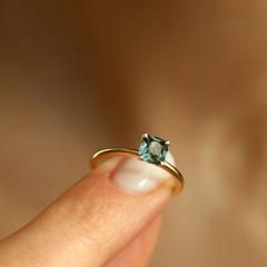 Nangi fine jewelry - teal / Peacock ring in yellow gold