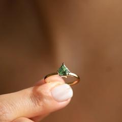 Nangi fine jewelry - green ring in yellow gold