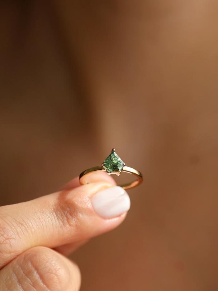Nangi fine jewelry - green ring in yellow gold
