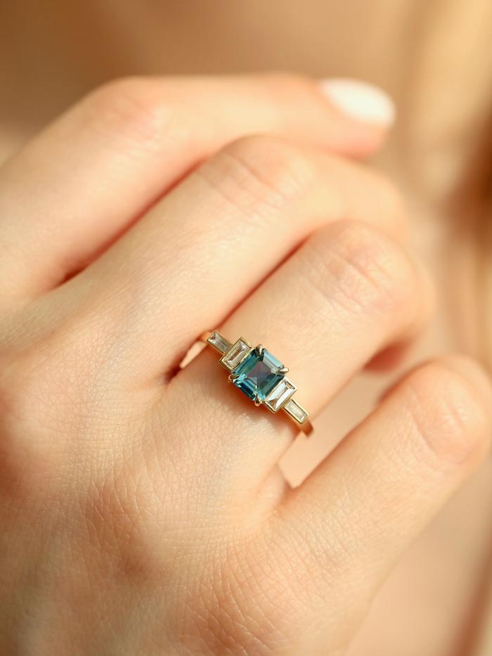 Nangi fine jewelry - teal / Peacock ring in yellow gold