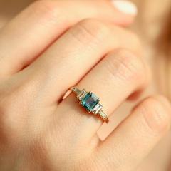 Nangi fine jewelry - teal / Peacock ring in yellow gold