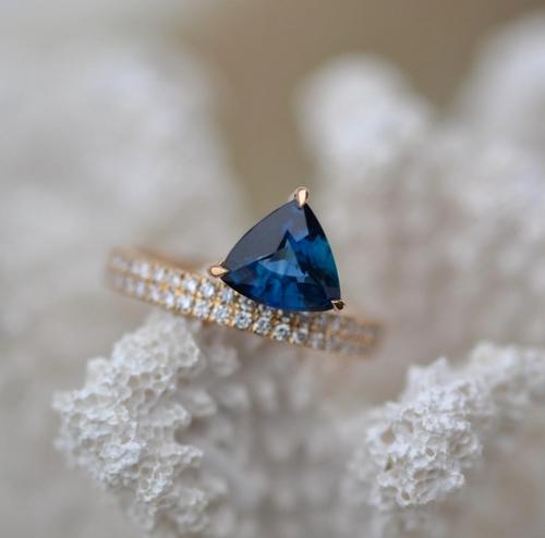 Nangi fine jewelry - blue sapphire ring in yellow gold