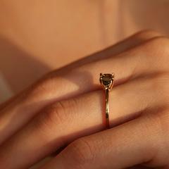 Nangi fine jewelry - green sapphire ring in yellow gold