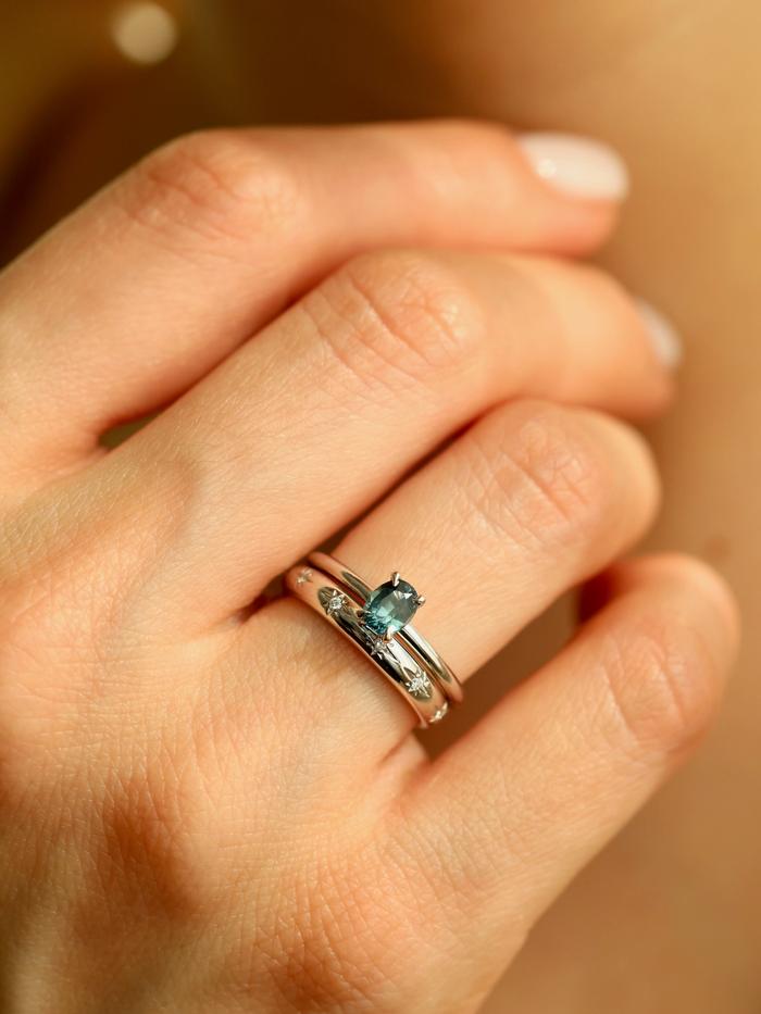 Nangi fine jewelry - blue sapphire ring in white gold