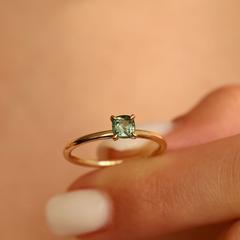 Nangi fine jewelry - green sapphire ring in yellow gold