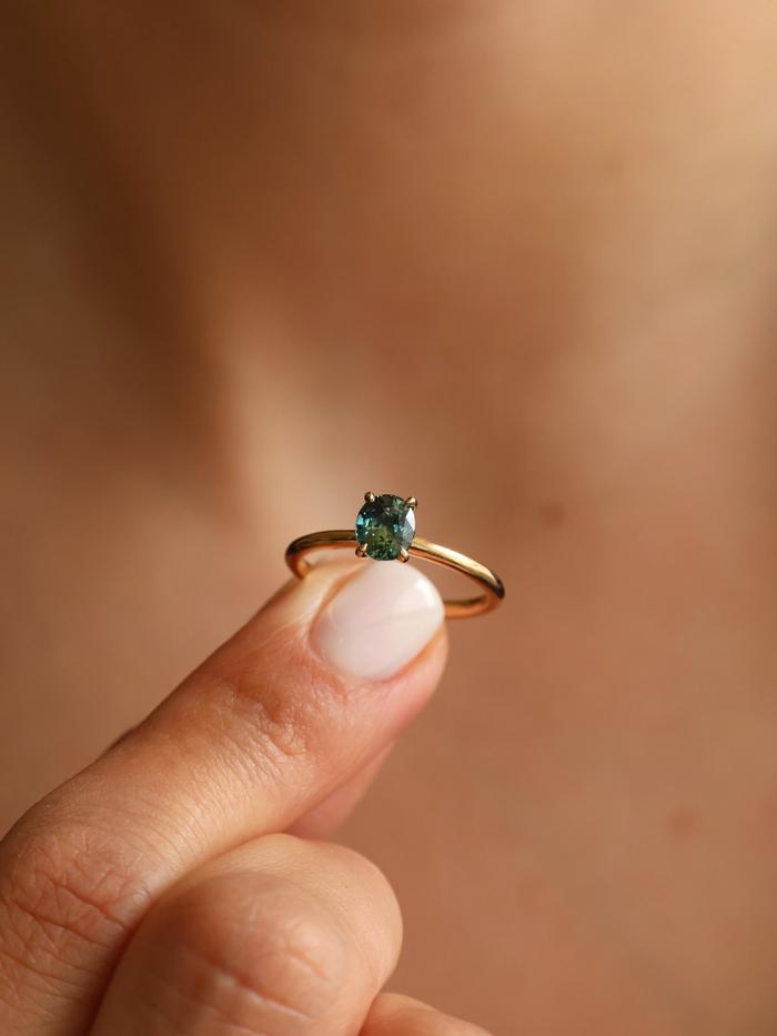Nangi fine jewelry - green ring in yellow gold