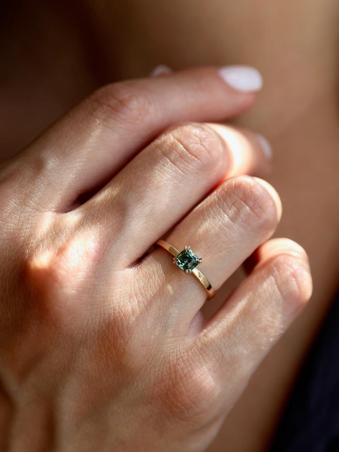 Nangi fine jewelry - teal / Peacock ring in yellow gold