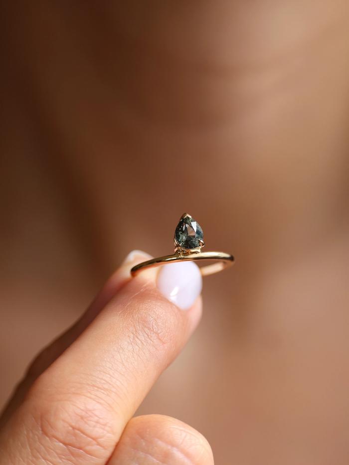 Nangi fine jewelry - brown sapphire ring in yellow gold