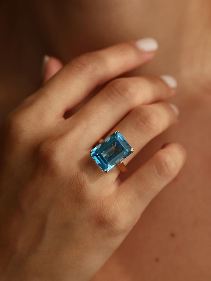 Nangi fine jewelry - teal / Peacock topaz ring in yellow gold