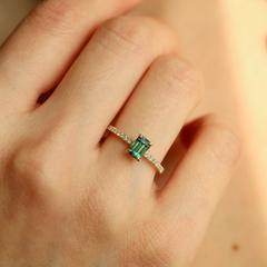 Nangi fine jewelry - green sapphire ring in yellow gold