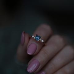 Nangi fine jewelry - blue sapphire ring in yellow gold