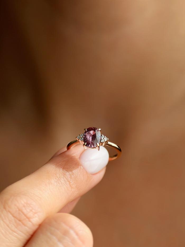 Nangi fine jewelry - purple ring in yellow gold