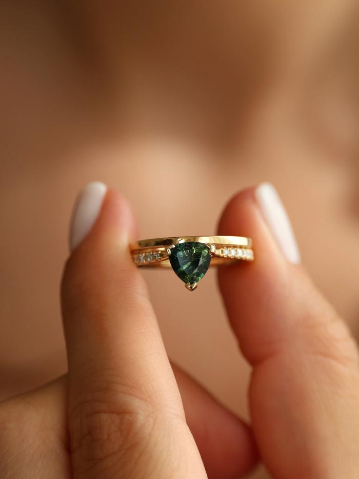 Nangi fine jewelry - green ring in yellow gold