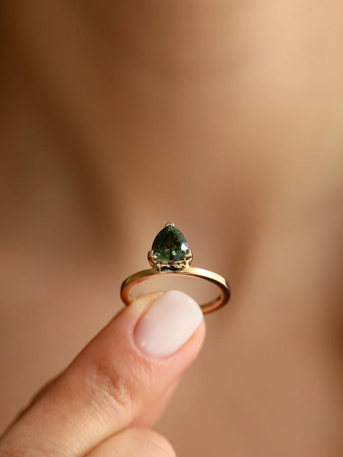 Nangi fine jewelry - green ring in yellow gold