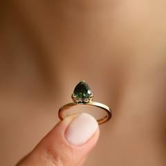 Nangi fine jewelry - green ring in yellow gold