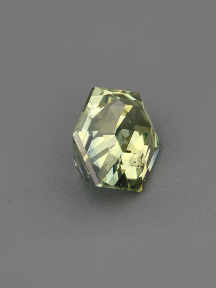 Nangi fine jewelry - green sapphire gemstone in gold