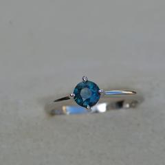Nangi fine jewelry - blue sapphire ring in white gold