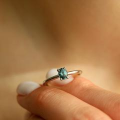 Nangi fine jewelry - blue sapphire ring in white gold