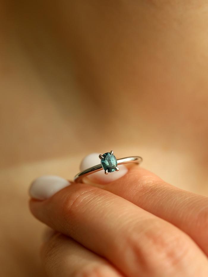 Nangi fine jewelry - blue sapphire ring in white gold