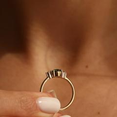 Nangi fine jewelry - teal / Peacock sapphire ring in yellow gold
