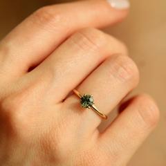Nangi fine jewelry - green sapphire ring in yellow gold