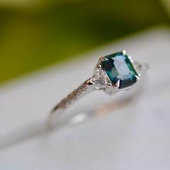 Nangi fine jewelry - blue sapphire ring in white gold
