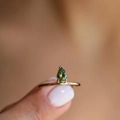 Nangi fine jewelry - green tourmaline ring in yellow gold