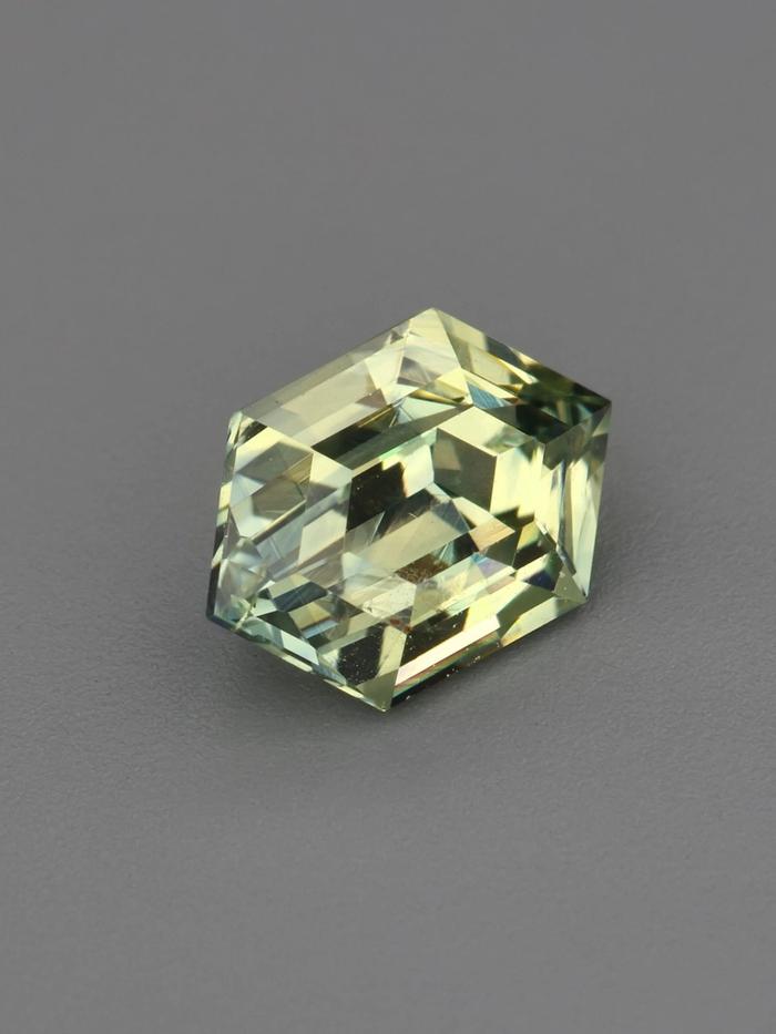 Nangi fine jewelry - green sapphire gemstone in gold