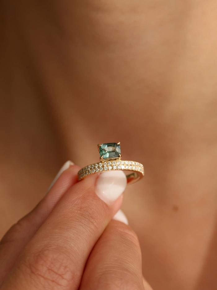 Nangi fine jewelry - teal / Peacock sapphire ring in yellow gold