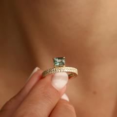 Nangi fine jewelry - teal / Peacock sapphire ring in yellow gold