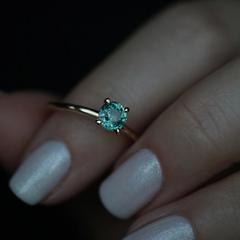 Nangi fine jewelry - green sapphire ring in yellow gold