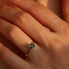 Nangi fine jewelry - green sapphire ring in yellow gold