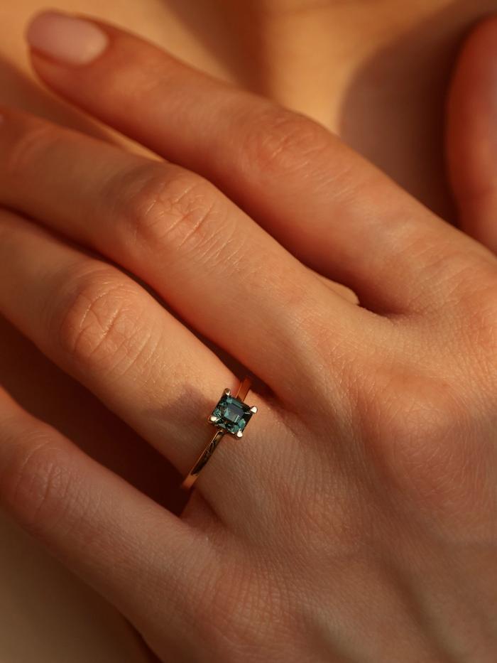 Nangi fine jewelry - green sapphire ring in yellow gold