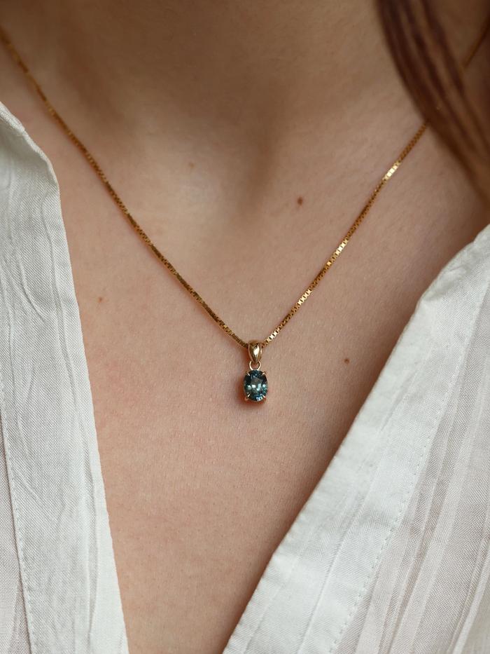 Nangi fine jewelry - teal / Peacock pendant in yellow gold