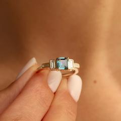 Nangi fine jewelry - teal / Peacock sapphire ring in yellow gold